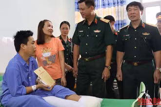 Thăm hỏi sĩ quan bị thương khi làm nhiệm vụ tại núi Chứa Chan