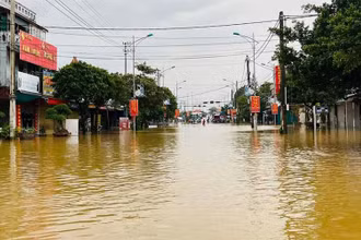 Trung tâm huyện Lệ Thủy ngập khá sâu, phương tiện đường bộ không di chuyển được