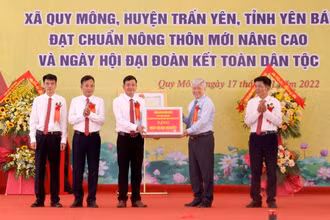 Đồng chí Đỗ Văn Chiến tặng quà và tham gia ngày hội đại đoàn kết toàn dân tộc tại xã Quy Mông.