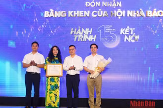Đồng chí Lê Quốc Minh trao bằng khen của Hội Nhà báo Việt Nam cho đại diện Câu lạc bộ. (Ảnh: THÀNH ĐẠT)