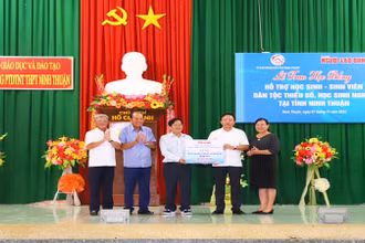 Ông Trương Hòa Bình, nguyên Ủy viên Bộ Chính trị, nguyên Phó Chủ tịch Thường trực Chính phủ, Chủ tịch danh dự chương trình “Tự hào cờ Tổ quốc” cùng lãnh đạo Ban Biên tập Báo Người Lao động trao bảng tượng trưng cho lãnh đạo Ủy ban nhân dân tỉnh và Sở Giáo dục và Đào tạo tỉnh Ninh Thuận