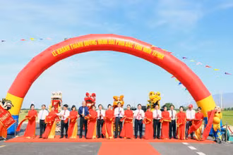 Lãnh đạo tỉnh Ninh Thuận cắt băng khánh thành dự án.