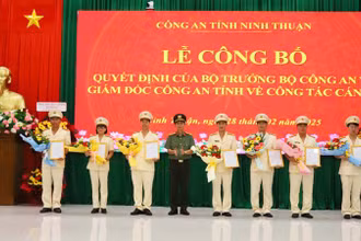 Lãnh đạo Công an tỉnh Ninh Thuận trao quyết định điều động, bố trí lãnh đạo cấp phòng trực thuộc Công an tỉnh. (Ảnh: NGUYỄN TRUNG)