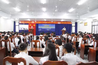 Quang cảnh buổi tuyên truyền tại Trường THPT Nguyễn Trãi.