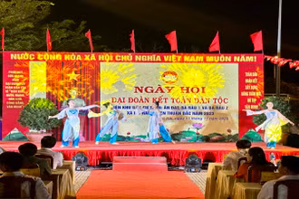 Biểu diễn văn nghệ chào mừng Ngày hội đại đoàn kết dân tộc liên khu dân cư Bà Râu 1, Bà Râu 2 và thôn Ấn Đạt, xã Lợi Hải, huyện Thuận Bắc, tỉnh Ninh Thuận.