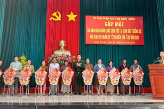 Đại diện Ban vận động đóng góp, ủng hộ Quỹ vì biển đảo Việt Nam tỉnh Ninh Thuận tặng quà cho các gia đình quân nhân đang công tác ở quần đảo Trường Sa và nhà giàn DK 1. (Ảnh: DANH TÀI)