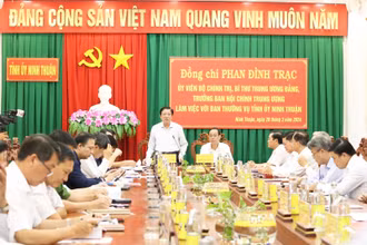 Đồng chí Phan Đình Trạc, Ủy viên Bộ Chính trị, Bí thư Trung ương Đảng, Trưởng Ban Nội chính Trung ương phát biểu tại buổi làm việc với tỉnh Ninh Thuận.