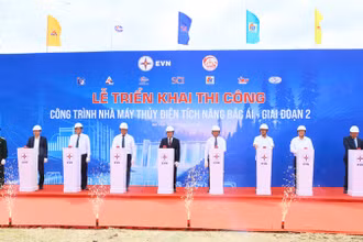 Lãnh đạo tỉnh Ninh Thuận cùng đại diện các bộ, ngành trung ương và tập đoàn Điện lực Việt Nam ấn nút tại lễ triển khai thi công công trình Nhà máy thủy điện tích năng Bác Ái - giai đoạn 2. (Ảnh: NGUYỄN TRUNG)