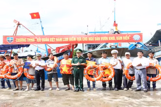 Lãnh đạo Bộ Tư lệnh vùng 4 Hải quân tặng phao cứu sinh cho ngư dân phường Đông Hải, thành phố Phan Rang - Tháp Chàm, tỉnh Ninh Thuận