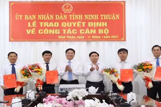 Lãnh đạo tỉnh Ninh Thuận chúc mừng 4 cán bộ vừa được bổ nhiệm.