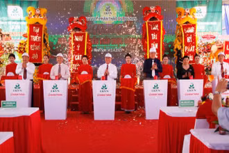 Lãnh đạo tỉnh Ninh Thuận cùng nhà đầu tư ấn nút khánh thành nhà máy