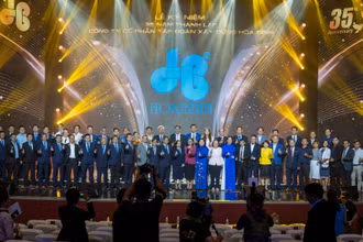 Tập thể cán bộ, công nhân viên của Hòa Bình hân hoan trong lễ kỷ niệm.