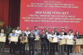 Nguyên Chủ tịch nước Trương Tấn Sang và Bí thư Tỉnh ủy Hà Giang tặng bằng khen cho các tập thể có thành tích trong thực hiện chương trình.