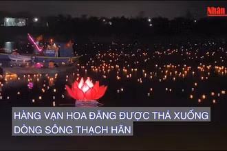 Hàng vạn hoa đăng được thả xuống dòng sông Thạch Hãn