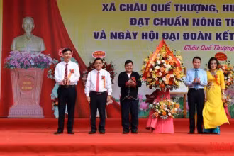 Bí thư Tỉnh ủy Yên Bái tặng hoa chúc mừng xã Châu Quế Thượng đạt chuẩn nông thôn mới.