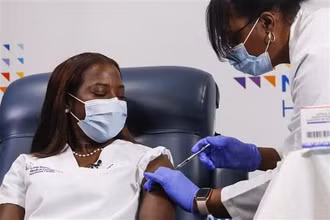 Nhân viên y tế làm việc tại một điểm tiêm vaccine ngừa Covid-19 ở New York (Mỹ). (Ảnh: AFP/TTXVN)