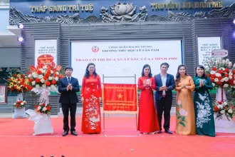 Đại diện Bộ Giáo dục và Đào tạo và Sở Giáo dục và Đào tạo Hà Nội thừa ủy quyền của Thủ tướng Chính phủ trao tặng Cờ thi đua xuất sắc cho tập thể cán bộ, giáo viên Trường tiểu học Lê Văn Tám.