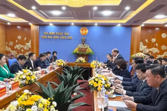Đồng chí Bùi Đức Hinh, Chủ tịch Hội đồng nhân dân tỉnh Hòa Bình phát biểu tại buổi làm việc giữa hai tỉnh. 