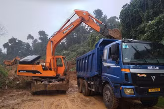 Công ty CP Quản lý và xây dựng đường bộ Phú Yên khẩn trương đưa máy móc hốt dọn, khắc phục sự cố sạt lở tuyến quốc lộ 19C. 