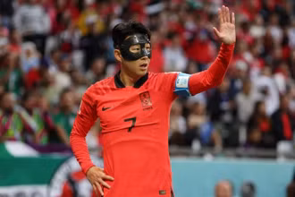 Son Heung-min ra sân từ đầu trong trận đấu đầu tiên của Hàn Quốc với Uruguay, tại World Cup 2022. (Ảnh: Reuters)