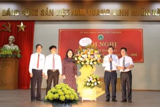 Lãnh đạo huyện Tam Đảo chúc mừng các thầy, cô giáo.