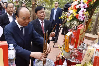 Chủ tịch nước Nguyễn Xuân Phúc dâng hương tại bia tưởng niệm nữ sĩ Hồ Xuân Hương. (Ảnh: Thống Nhất/TTXVN)