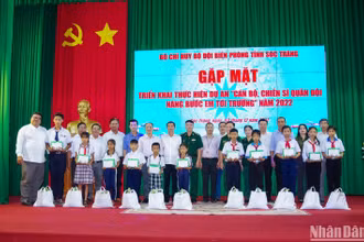 Lãnh đạo Bộ đội Biên phòng, các sở, ngành tỉnh Sóc Trăng và các em học sinh chụp hình lưu niệm tại buổi gặp mặt.
