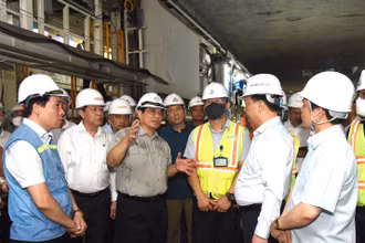 Thủ tướng Phạm Minh Chính thị sát, kiểm tra các hạng mục thi công ngầm ở Ga S9-Kim Mã. (Ảnh: Trần Hải)