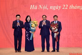 Thủ tướng Phạm Minh Chính và Phó Thủ tướng Thường trực Phạm Bình Minh tặng hoa hai Bộ trưởng Y tế và Giao thông vận tải. (Ảnh: Trần Hải)