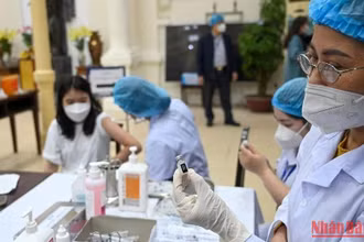 Tiêm vaccine cho học sinh trung học cơ sở ở Hà Nội vào tháng 11/2021 (Ảnh minh họa: Duy Linh).