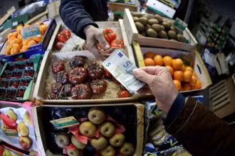 Người dân dùng đồng euro để chi trả tại một khu chợ ở Nice, Pháp, tháng 4/2019. (Ảnh: Reuters)