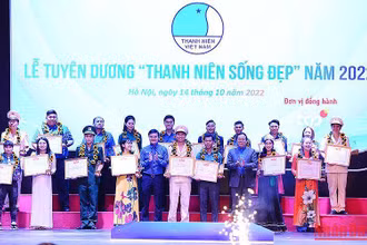 Bí thư thứ nhất Trung ương Đoàn Bùi Quang Huy và Chủ tịch Hội Cựu Thanh niên xung phong Việt Nam Vũ Trọng Kim trao Giải thưởng “Thanh niên sống đẹp” năm 2022 tặng các cá nhân tiêu biểu.