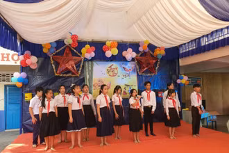 Học sinh Trường tiểu học Hữu nghị Khmer-Việt Nam Tân Tiến biểu diễn văn nghệ.