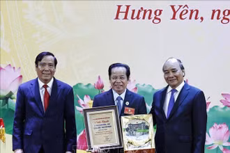 Chủ tịch nước Nguyễn Xuân Phúc và Chủ tịch Hội Người cao tuổi Việt Nam Nguyễn Thanh Bình tặng bằng vinh danh và quà lưu niệm cho các tập thể và cá nhân tích cực hưởng ứng, đóng góp cho công tác chăm sóc đời sống vật chất và tinh thần cho người cao tuổi. (Ảnh: Thống Nhất – TTXVN)
