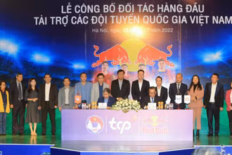 Lãnh đạo VFF và đại diện TCP Việt Nam ký kết hợp đồng tài trợ.