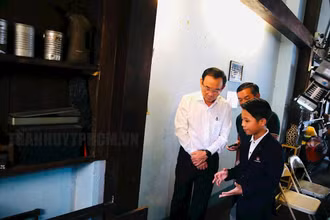 Bí thư Thành ủy Thành phố Hồ Chí Minh Nguyễn Văn Nên cùng các đại biểu tìm hiểu về căn hầm bí mật, hộp thư bí mật. (Ảnh: Trang tin điện tử Đảng bộ Thành phố Hồ Chí Minh)