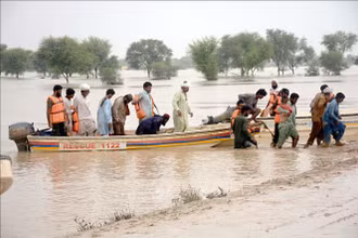 Người dân sơ tán khỏi khu vực ngập lụt ở tỉnh Punjab, Pakistan ngày 27/8/2022. (Ảnh: THX/TTXVN)