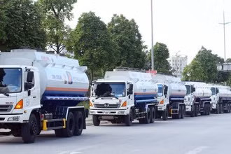 Ảnh minh họa: Xe bồn cung cấp xăng dầu tới các cửa hàng Petrolimex.