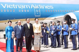 Thủ tướng Thái Lan và phu nhân đón Chủ tịch nước Nguyễn Xuân phúc, Phu nhân và Đoàn đại biểu cấp cao Việt Nam tại sân bay. (Ảnh: TTXVN)