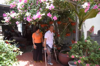 39 năm qua, bà Hoa luôn hỗ trợ chồng mọi việc trong cuộc sống.