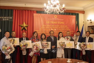 Các cá nhân và tập thể được khen thưởng. (Ảnh: TTXVN)