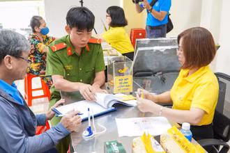 Cơ bản hoàn thành chi trả lương hưu và trợ cấp bảo hiểm xã hội hằng tháng cho 3,41 triệu người. Công tác chi trả tại Thành phố Đà Nẵng. Ảnh: THANH DŨNG.