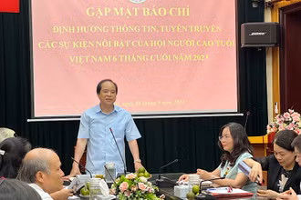 Đồng chí Trương Xuân Cừ, Phó chủ tịch Trung ương Hội Người cao tuổi Việt Nam, chia sẻ thông tin tại buổi gặp mặt báo chí.