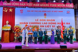 Hội Hỗ trợ gia đình liệt sĩ Việt Nam đón nhận Huân chương Lao động hạng Ba. 
