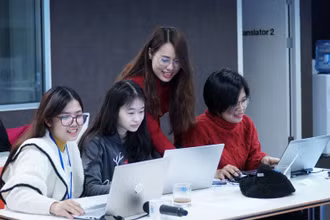 Các học viên tham gia tại lễ tổng kết Chương trình đào tạo Empower Her Tech - Nâng cao kỹ năng số cho phụ nữ trẻ khởi nghiệp.