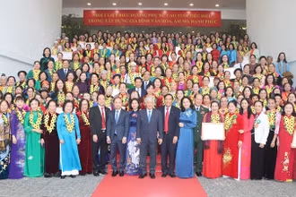 Các đại biểu tiêu biểu về tham dự Hội nghị biểu dương phụ nữ cao tuổi tiêu biểu toàn quốc trong xây dựng gia đình văn hóa, ấm no, hạnh phúc.