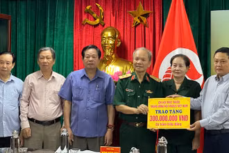 Hội Hỗ trợ gia đình liệt sĩ Việt Nam tiếp nhận ủng hộ cho công tác tri ân liệt sĩ tại buổi lễ tổng kết.