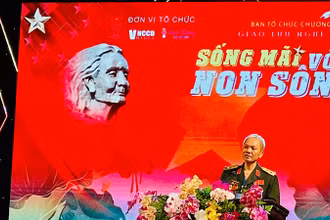 Chủ tịch Hội Hỗ trợ gia đình liệt sĩ Việt Nam, Trung tướng Hoàng Khánh Hưng phát biểu tại chương trình.