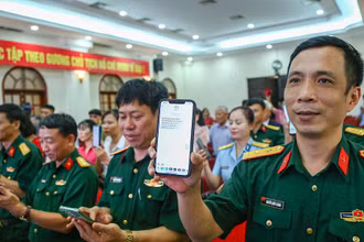 Các đại biểu nhắn tin ủng hộ tại lễ phát động Chương trình nhắn tin “Tri ân liệt sĩ - 2023”.