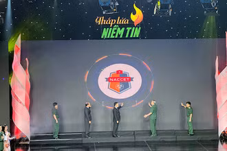 Các đại biểu bấm nút khai trương Trang thông tin điện tử của Trung tâm Hành động quốc gia khắc phục hậu quả chất độc hóa học và môi trường.